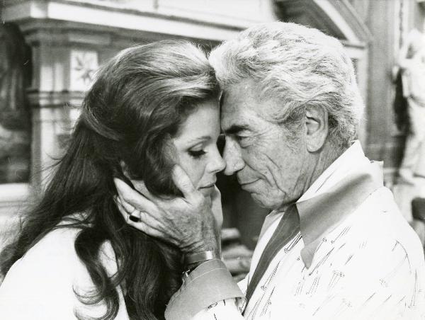 Scena del film "L'etrusco uccide ancora" - Regia Armando Crispino, 1972 - Di profilo, Samantha Eggar rivolge lo sguardo verso il basso mentre John Marley le tiene il viso tra le mani e la osserva sorridendo.