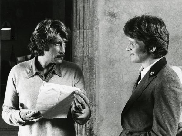 Scena del film "L'etrusco uccide ancora" - Regia Armando Crispino, 1972 - Mezza figura di Alex Cord, a sinistra con un foglio tra le mani, e un attore non identificato, di profilo a destra.
