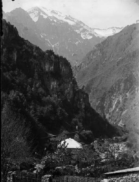 Alta Val Brembana. Veduta panoramica con gola e casa sulla riva di un torrente