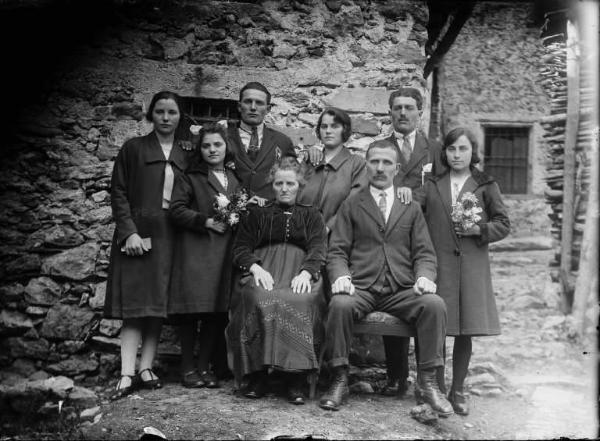 Val Brembana. Ritratto di famiglia con casa rurale sullo sfondo