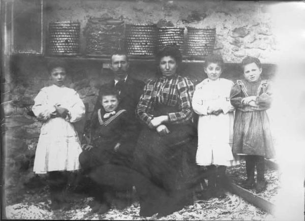 Val Brembana. Ritratto di famiglia con arnie sullo sfondo