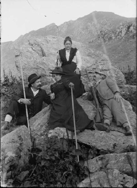 Val Brembana. Ritratto di un cacciatore e alcuni compagni in montagna
