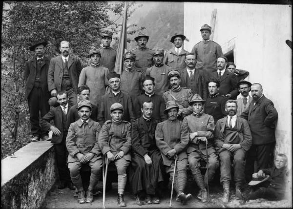Alta Val Brembana. Ritratto di gruppo di reduci e invalidi della Grande Guerra attorno a don Giuseppe Vavassori (al centro in prima fila)
