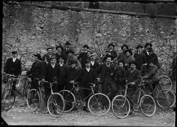 Lenna. Ritratto di un gruppo di amici in sosta durante una gita in bicicletta