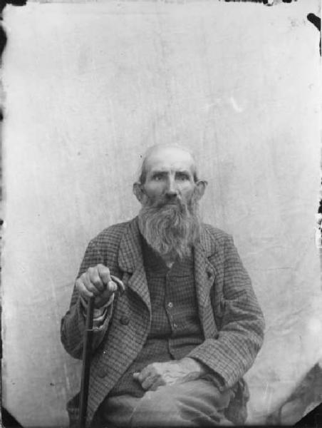Val Brembana. Ritratto di uomo anziano con barba e bastone