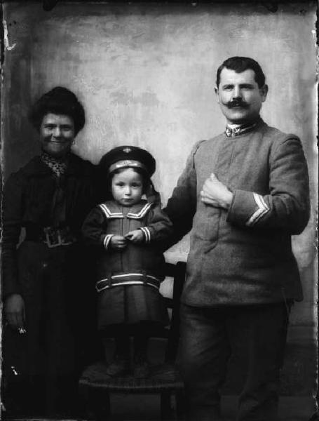 Val Brembana. Ritratto di un militare con la moglie e la figlia