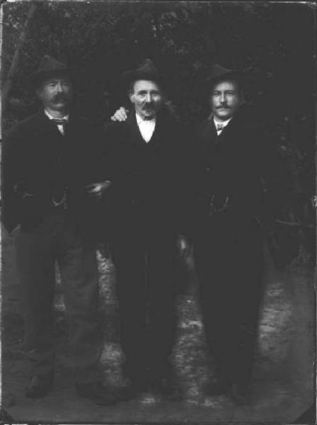 Val Brembana. Ritratto di tre uomini in un bosco