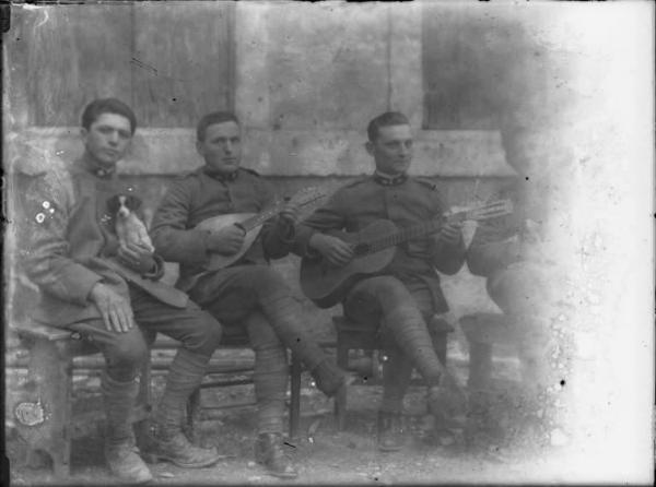 Val Brembana. Ritratto di militari con chitarra, mandolino e cagnolini