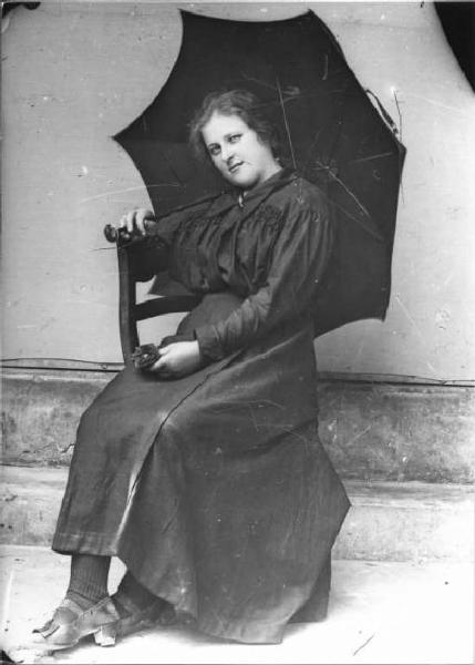 Piazza Brembana. Ritratto di donna di Moio de' Calvi seduta con ombrello