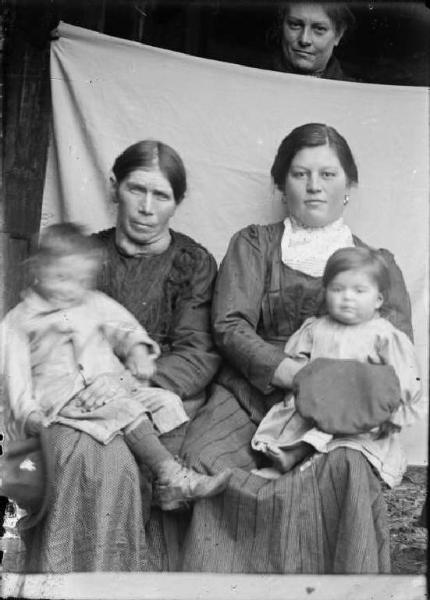 Val Brembana. Ritratto di due donne sedute con bambini sulle ginocchia