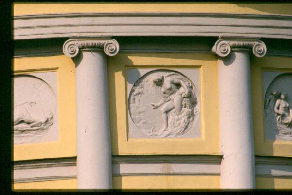 Villa Saporiti / Medaglione a rilievo dell'esedra raffigurante una divinità fluviale