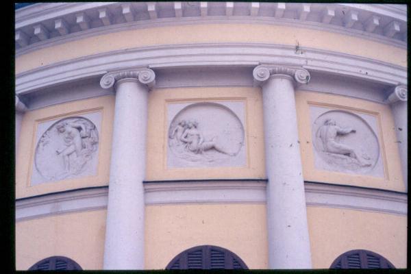 Villa Saporiti / Medaglioni a rilievo dell'esedra raffiguranti divinità fluviali