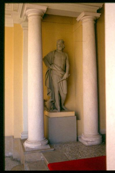 Villa Saporiti / Statua alla base della scala d'onore