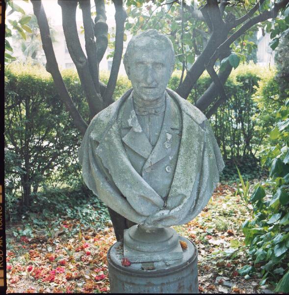 Busto in gesso raffigurante il marchese Apollinare Rocca Saporiti, nel giardino di Villa Saporiti