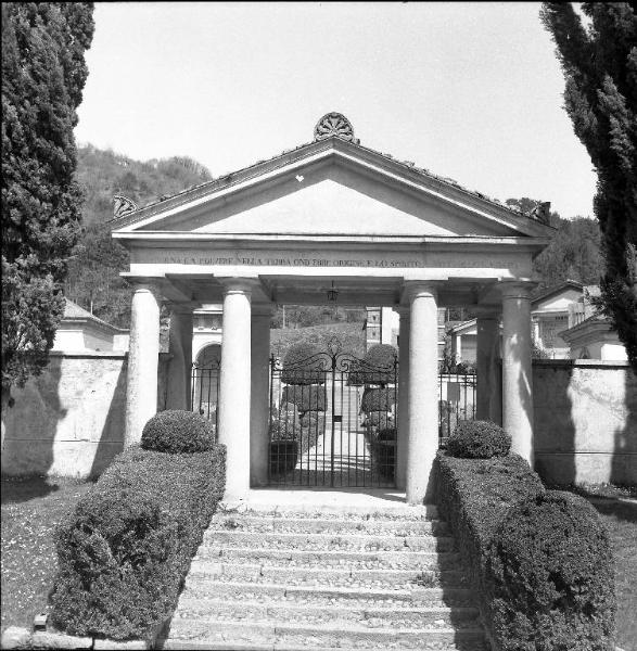 Villa Vigoni / Pronao del cimitero