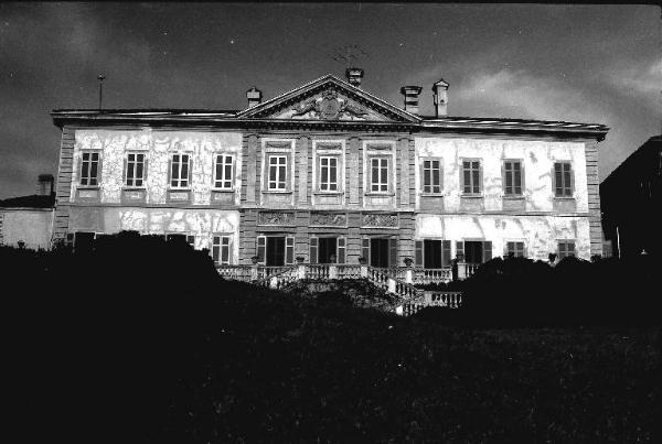 Villa Rosales / Facciata principale verso il giardino