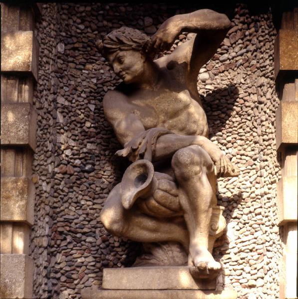 Villa Amalia / Statua della fontana raffigurante l'allegoria del fiume