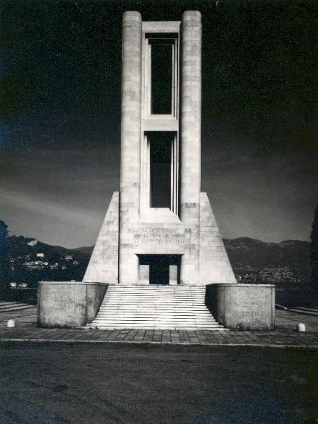 Monumento ai caduti di Como / Veduta del monumento verso il lago
