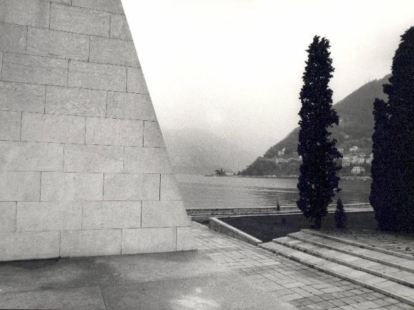 Monumento ai caduti di Como / Dettaglio del monumento / In secondo piano il lago