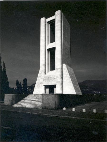 Monumento ai caduti di Como / Veduta del monumento verso il lago