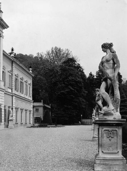 Villa Olmo / Statue del giardino antistante la facciata principale