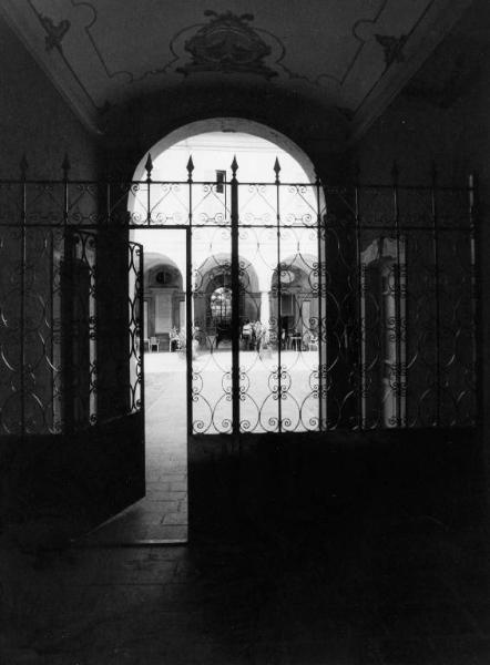 Villa Galimberti Pogliani, sede dell'ospizio G.Garibaldi / Cancello di ingresso al cortile