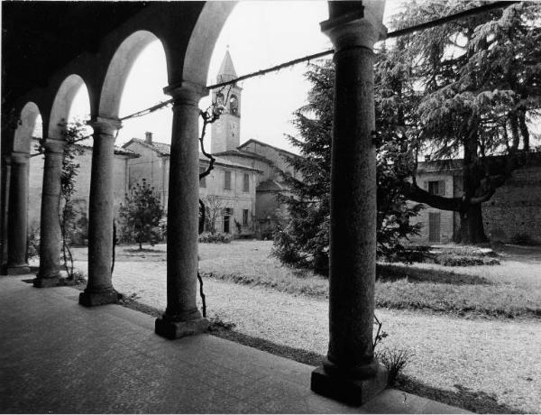 Villa Ferranti / Colonnato e vista sul giardino