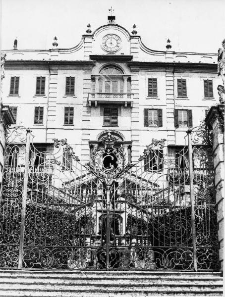 Villa Carlotta / Cancello d'ingresso e fronte principale