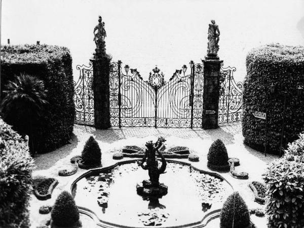Villa Carlotta / Fontana nel giardino e cancello d'ingresso