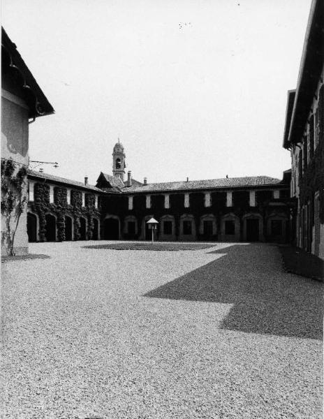 Villa Casana / Il complesso ripreso dall'entrata del cortile / In secondo piano il campanile della chiesa di Novedrate