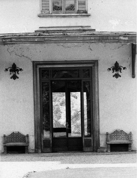 Villa Casana / Entrata con poltroncine in pietra e lampade in stile neoclassico