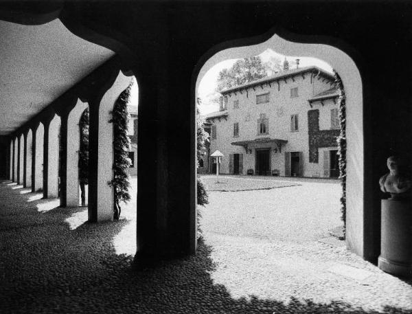 Villa Casana / Porticato delle ex-scuderie e prospetto verso il cortile