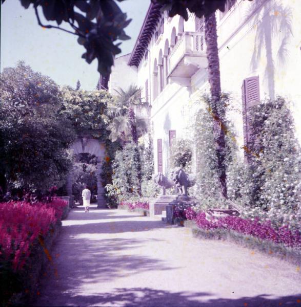 Villa Monastero / Prospetto con leoni d'ingresso alla villa e giardino