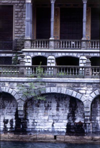 Villa Roccabruna / Particolare della facciata principale