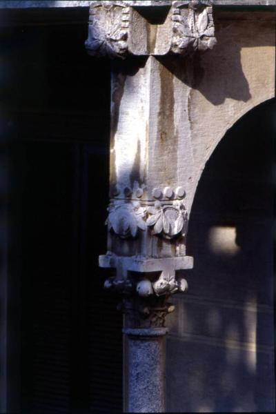 Villa Roccabruna / Capitello del colonnato d'ingresso della facciata principale