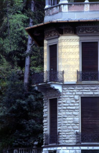 Villa Roccabruna / Particolare della facciata angolare