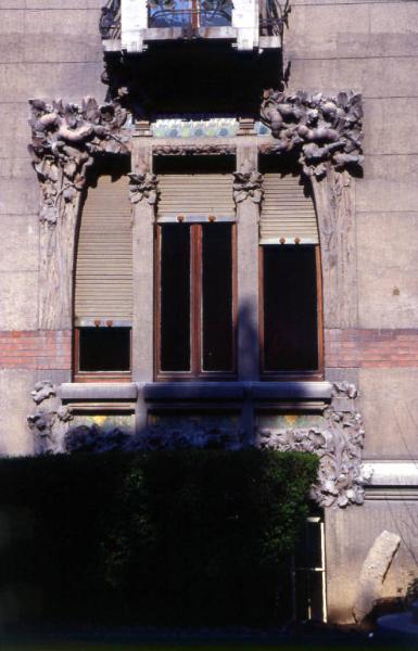 Villa Bernasconi / Finestre e decorazioni di una facciata