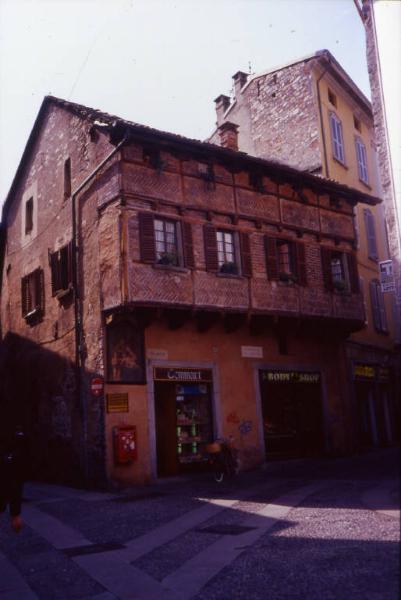 Antica casa cinquecentesca in piazza S. Fedele a Como