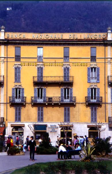 Facciata di un edificio di Piazza Cavour
