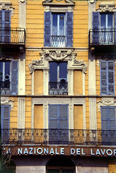 Facciata di un edificio di Piazza Cavour