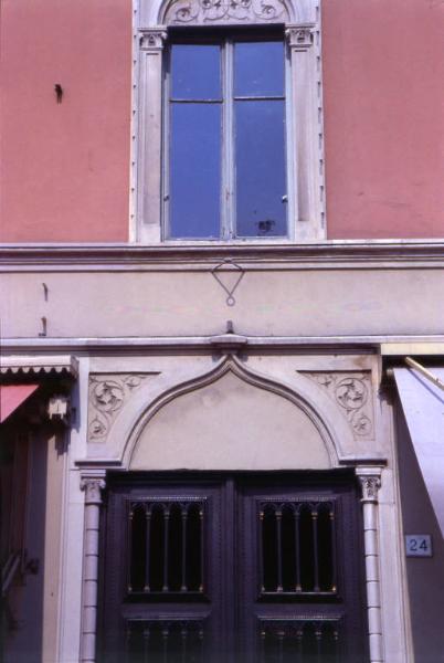 Particolare di un edificio di Piazza Cavour