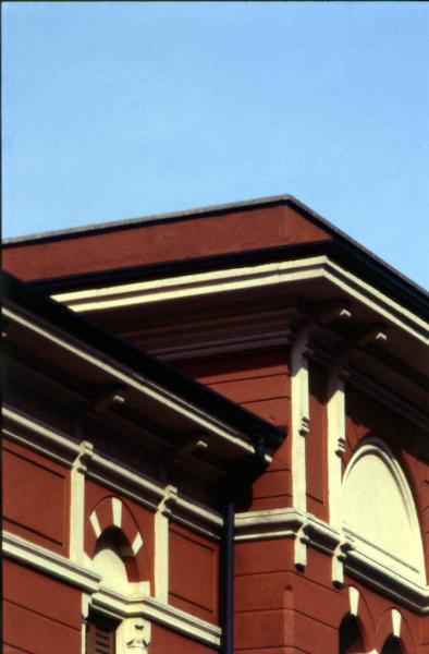 Stazione delle Ferrovie Nord / Particolare della facciata e del tetto