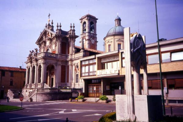 Piazza Libertà con la chiesa di S. Stefano, il municipio e il monumento ai caduti della prima guerra mondiale