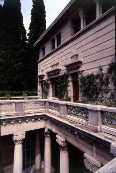 Villa Pisani Dossi / Particolare della facciata e del portico dell'amicizia