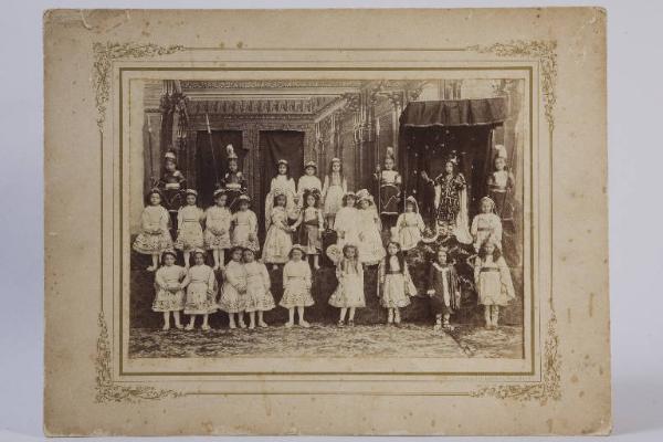 Fotografia di un gruppo di bambine durante uno spettacolo teatrale