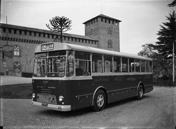 Pavia - Castello visconteo - Veduta ala sud orientale - Autobus FIAT 409 Menarini