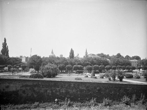 Pavia - Veduta del giardino all'italiana del Castello visconteo, sullo sfondo la città