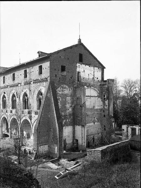Pavia - Castello visconteo - Veduta della testata nord dell'ala occidentale - Tre operai al lavoro