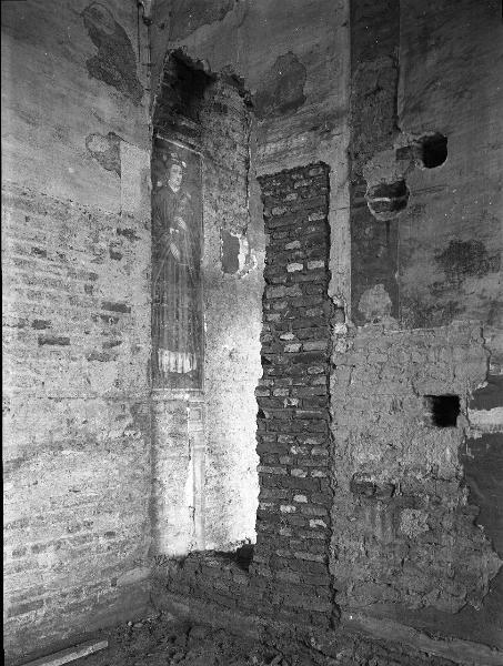 Pavia - Castello visconteo - Porticato meridionale - Sala VII - Parete settentrionale con l'affresco trecentesco raffigurante Santo Stefano