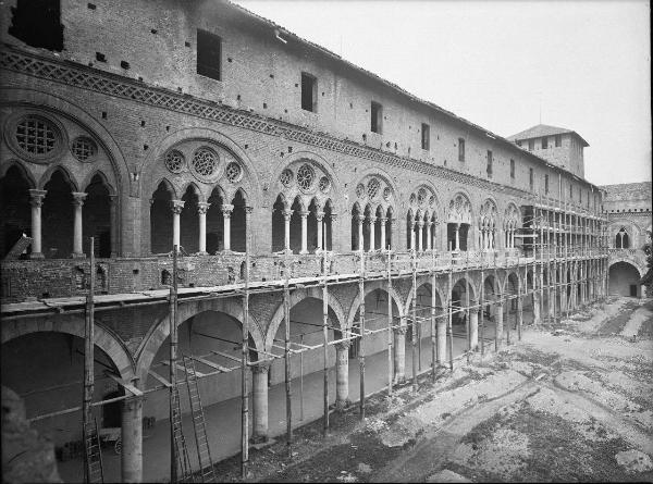 Pavia - Castello visconteo - Fronte interno meridionale - Lavori di restauro - Impalcature lignee con scale